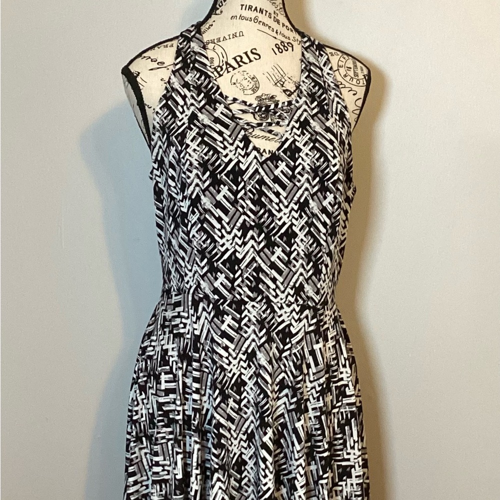 CANDIE'S HANKER-CHIEF CRISS-CROSS V NECK FIT & FLARE BLACK/WHITE DRESS SZ LG JR
